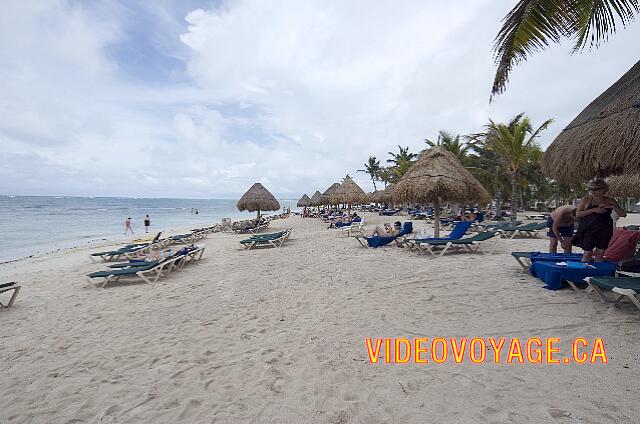 Mexique Riviera Maya Dreams Tulum De nombreux parasols et chaises longues recouvertes de tissus.