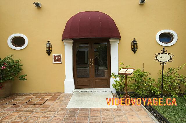 Mexique Riviera Maya Dreams Tulum La entrada del restaurante francés Burdeos. Un restaurante sólo para adultos ...