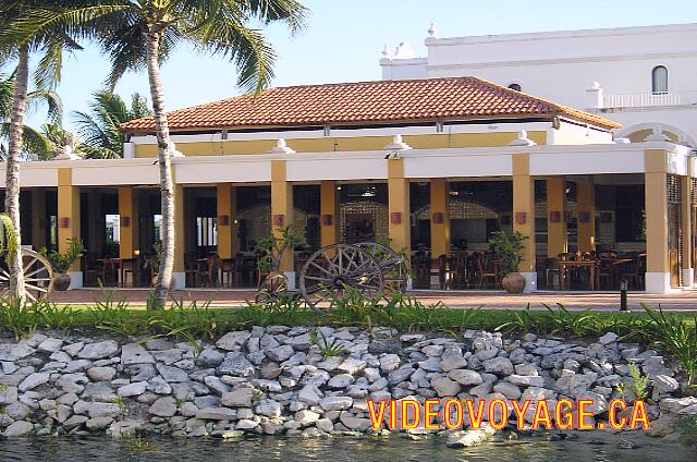 Mexique Riviera Maya Dreams Tulum A restaurant open for snacks during the day and at night as a la carte restaurant. A restaurant located in the old section near the beach.