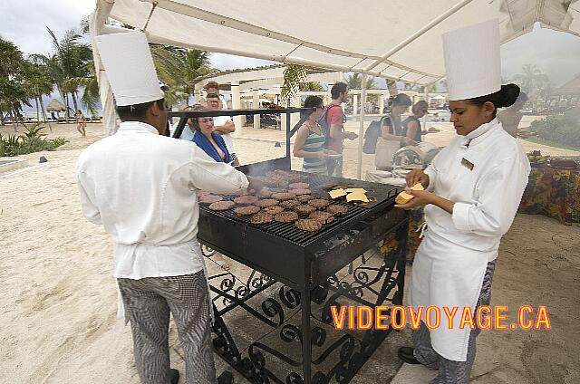 Mexique Riviera Maya Dreams Tulum A grill between the two pools in the afternoon. Boucane ... but a lot of excellent humberger!
