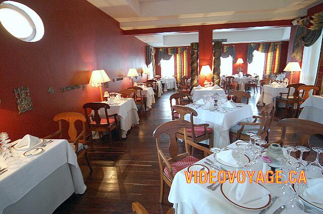 Mexique Riviera Maya Dreams Tulum Un restaurante de tamaño medio y con estilo. Un piso de madera hermoso.