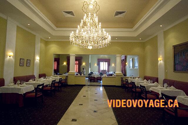 Mexique Riviera Maya Dreams Tulum Una impresionante entrada, una gran lámpara de araña.