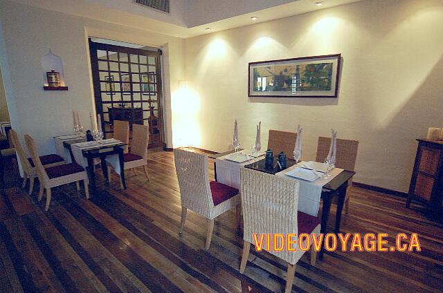 Mexique Riviera Maya Dreams Tulum A small room with a lot of free space.