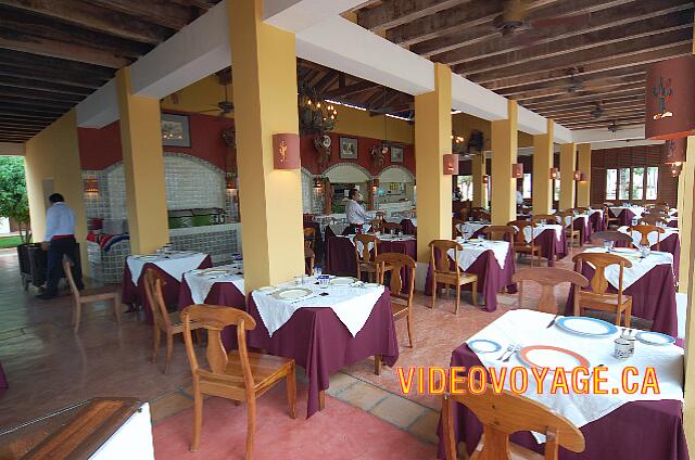 Mexique Riviera Maya Dreams Tulum A restaurant of medium size, there is a wall at the end of the restaurant to stop the wind from the sea.