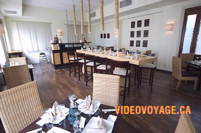 Mexique Riviera Maya Dreams Tulum Algunas mesas y sushi bar en la parte inferior izquierda.