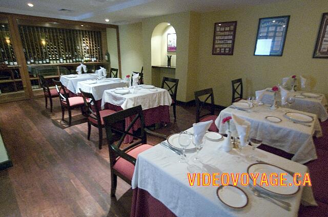 Mexique Riviera Maya Dreams Tulum Sólo unas pocas mesas para parejas. Básicamente, una bodega de vinos.