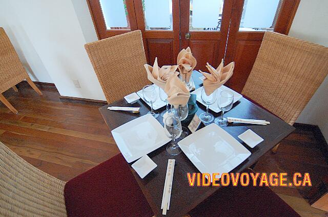 Mexique Riviera Maya Dreams Tulum La presentación de una mesa con una iluminación inferior.