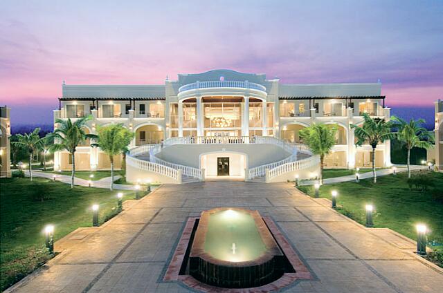 Mexique Riviera Maya Dreams Tulum The rear of the lobby at dusk.