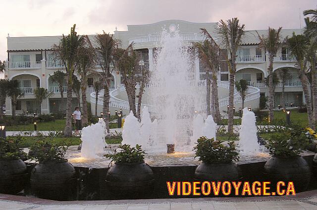 Mexique Riviera Maya Dreams Tulum The water fountain in the back of the lobby at dusk.