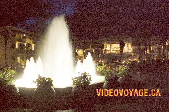 Mexique Riviera Maya Dreams Tulum The water fountain at night behind the Lobby.