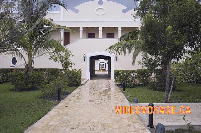 Mexique Riviera Maya Dreams Tulum In the old section, the path crosses the buildings that habritent rooms