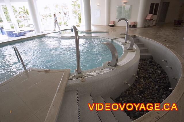 Mexique Puerto Morelos Excellence Riviera Cancun A path with hot stones and a pool with powerful jets.