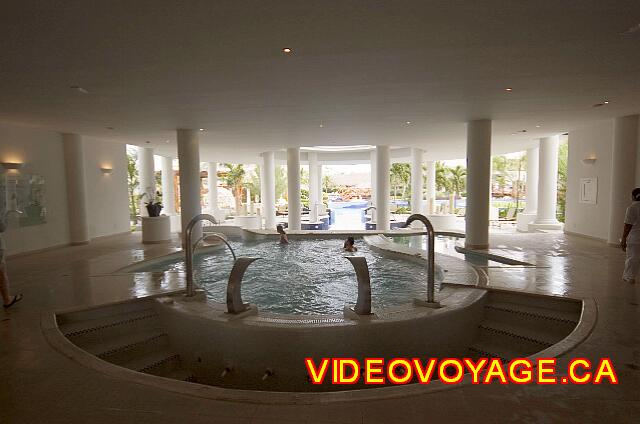 Mexique Puerto Morelos Excellence Riviera Cancun The ground floor of SPA consists of several small pools with different characteristics.