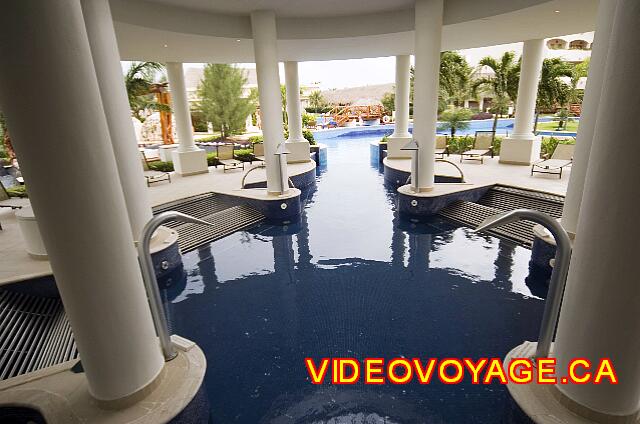 Mexique Puerto Morelos Excellence Riviera Cancun A pool that passes between the columns.