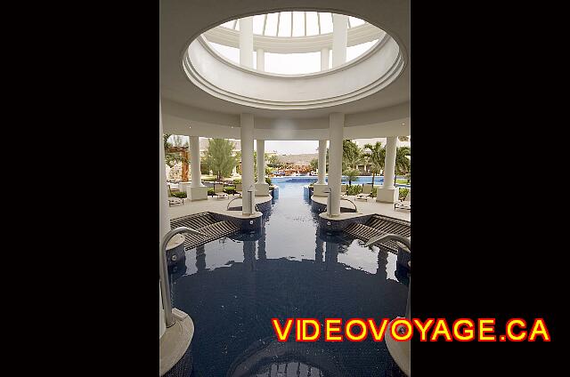 Mexique Puerto Morelos Excellence Riviera Cancun With a circular waterfall ceiling that was not working during our visit.