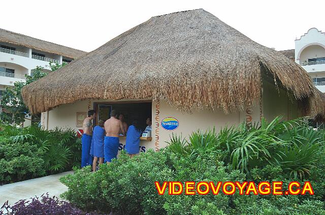 Mexique Puerto Morelos Excellence Riviera Cancun The beach towel service and excursions to AquaWorld are sold here.