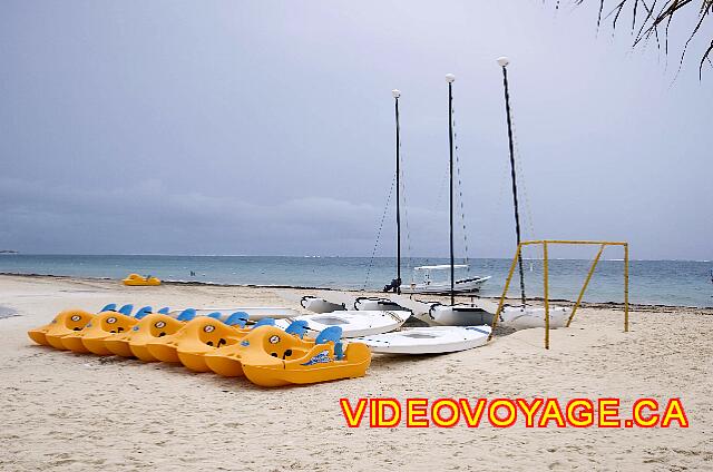 Mexique Puerto Morelos Excellence Riviera Cancun Se incluyen los deportes acuáticos no motorizados. Algunos deportes acuáticos motorizados están disponibles pero no incluidos. Una red de fútbol en la playa.
