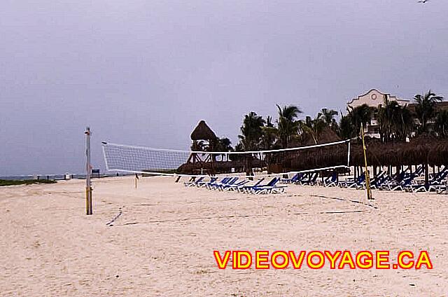 Mexique Puerto Morelos Excellence Riviera Cancun Una red de voleibol en la playa.
