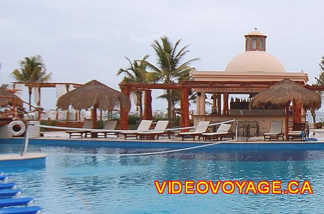 Mexique Puerto Morelos Excellence Riviera Cancun Una red de voleibol en la piscina.