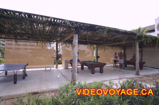 Mexique Puerto Morelos Excellence Riviera Cancun Una sala de juegos con billar y tenis de mesa.