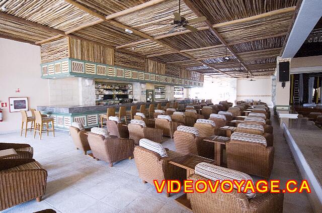 Mexique Puerto Morelos Excellence Riviera Cancun El bar del teatro. El Colegio de Abogados de la estrella está abierto sólo durante los espectáculos.