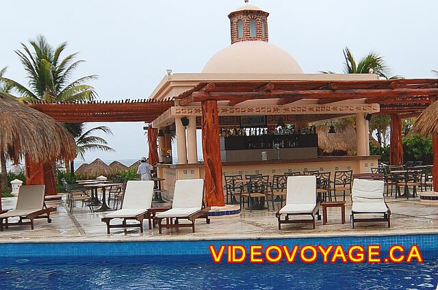 Mexique Puerto Morelos Excellence Riviera Cancun A bar between the pool and the beach.