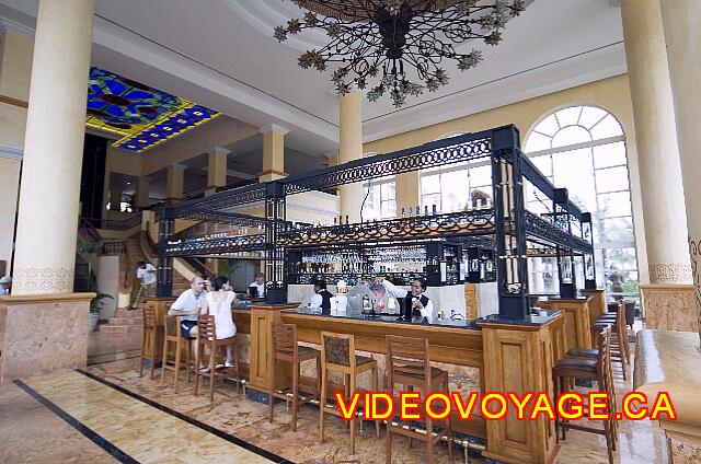 Mexique Puerto Morelos Excellence Riviera Cancun Un bar con aire acondicionado, con una amplia selección de bebidas internacionales.