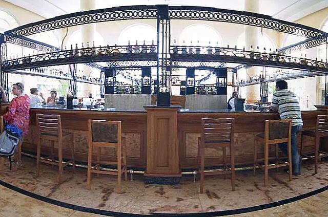 Mexique Puerto Morelos Excellence Riviera Cancun La barra del bar del vestíbulo ...