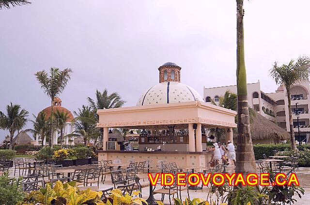 Mexique Puerto Morelos Excellence Riviera Cancun El café Kafé en la piscina. Al fondo a la izquierda de la Glorieta.