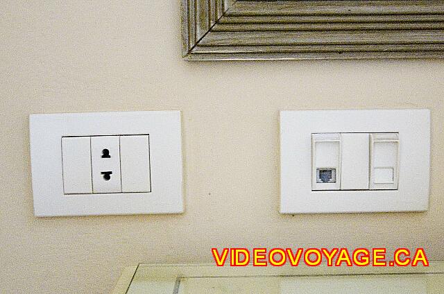 Mexique Puerto Morelos Excellence Riviera Cancun Equipped with a telephone socket and a network jack for high-speed Internet access. The current 110-volt outlets.