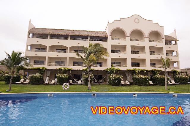 Mexique Puerto Morelos Excellence Riviera Cancun Las habitaciones de la planta baja disponen de una terraza con tumbonas y acceso directo a la piscina.