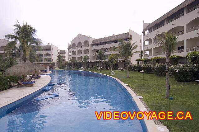 Mexique Puerto Morelos Excellence Riviera Cancun Colchón de espuma en la piscina para el disfrute de los huéspedes.