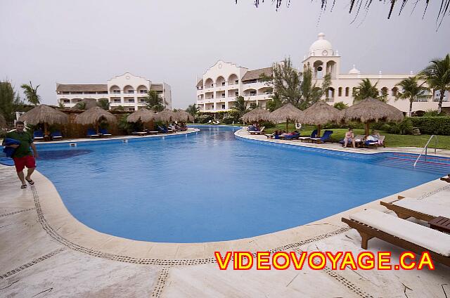 Mexique Puerto Morelos Excellence Riviera Cancun Muchas sillas y sombrillas alrededor de la piscina.