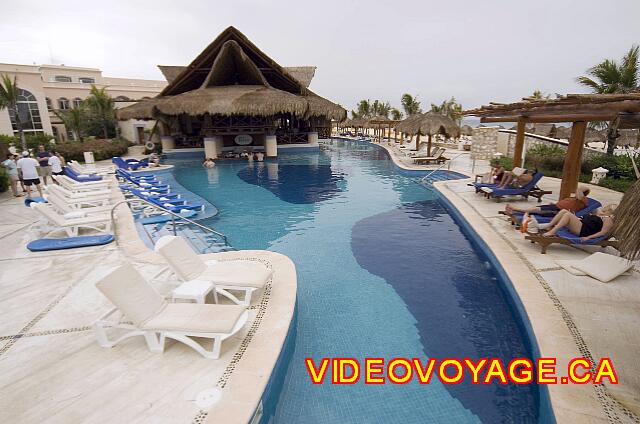 Mexique Puerto Morelos Excellence Riviera Cancun Otra sección de la piscina. Pero con un bar en la piscina.