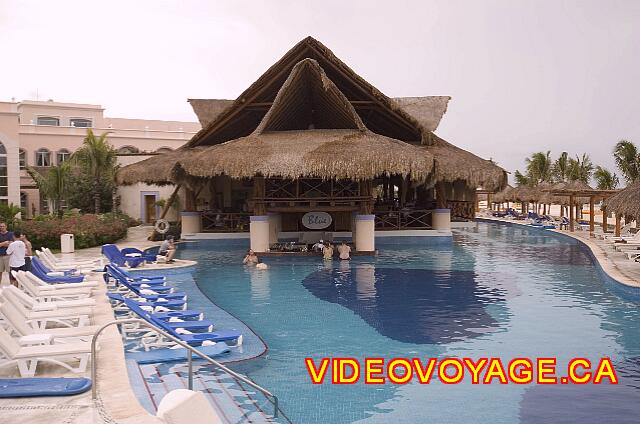 Mexique Puerto Morelos Excellence Riviera Cancun El bar de la piscina es muy popular.