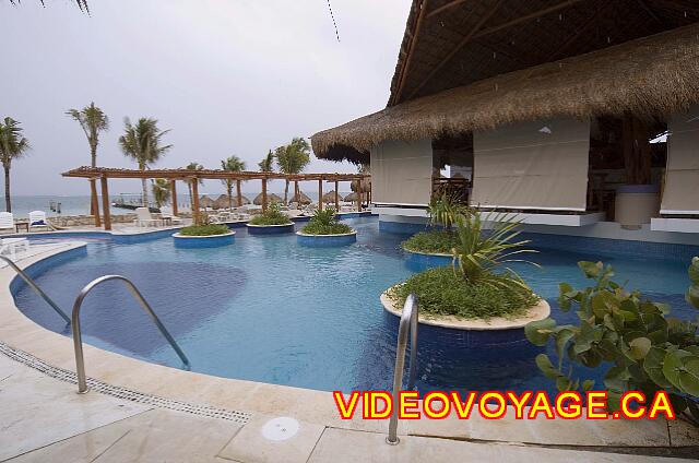 Mexique Puerto Morelos Excellence Riviera Cancun La piscina sigue detrás del bar restaurante.