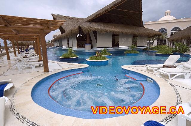 Mexique Puerto Morelos Excellence Riviera Cancun Con una bañera de hidromasaje.