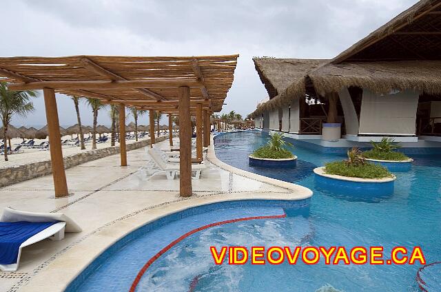 Mexique Puerto Morelos Excellence Riviera Cancun con un refugio que protege parcialmente del sol.