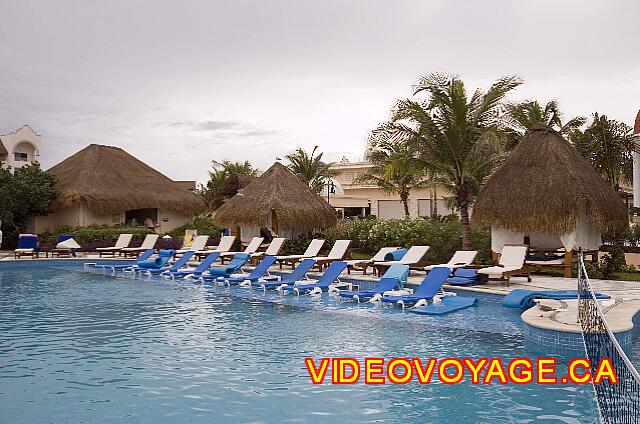 Mexique Puerto Morelos Excellence Riviera Cancun Un poco de lomos, varias sillas en la piscina. Una red de voleibol en la piscina. Básicamente, palapas con colchones ...