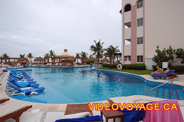 Mexique Puerto Morelos Excellence Riviera Cancun Otro ángulo. Básicamente, un bar entre la piscina y la playa.