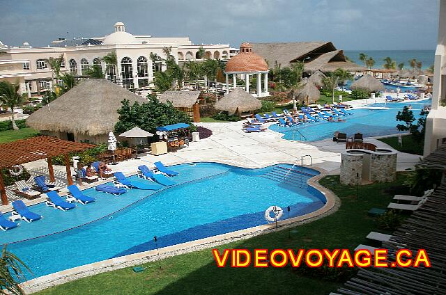 Mexique Puerto Morelos Excellence Riviera Cancun La piscina sigue a la derecha superior o inferior.