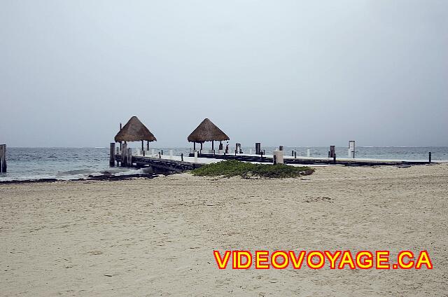 Mexique Puerto Morelos Excellence Riviera Cancun Hay 2 muelles en la playa.