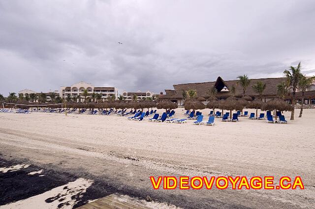 Mexique Puerto Morelos Excellence Riviera Cancun Sillas de playa y sombrillas en la playa.