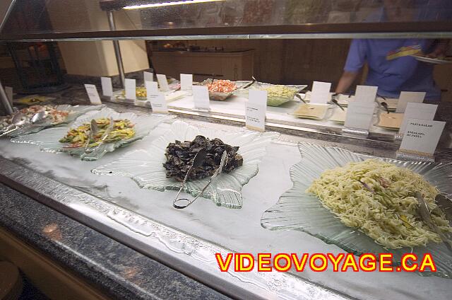 Mexique Puerto Morelos Excellence Riviera Cancun Many other dishes on a chilled plate.