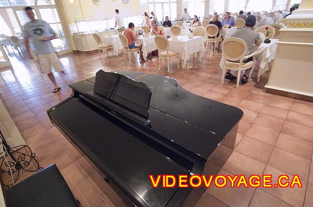 Mexique Puerto Morelos Excellence Riviera Cancun A piano in the dining room for dinner when the restaurant is à la carte.