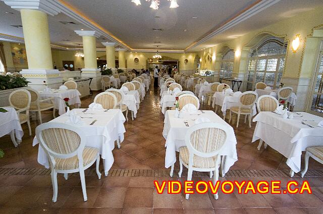 Mexique Puerto Morelos Excellence Riviera Cancun A fairly large dining room.