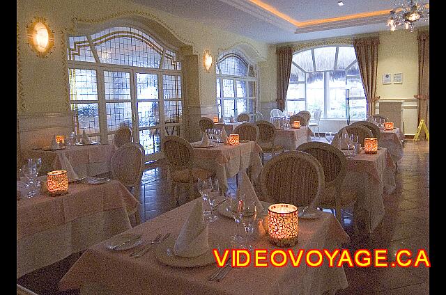 Mexique Puerto Morelos Excellence Riviera Cancun With candles in the evening.