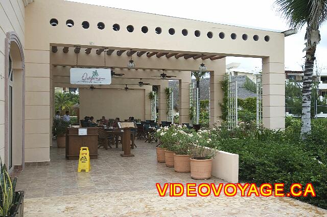 Mexique Puerto Morelos Excellence Riviera Cancun Un pequeño restaurante a la carta que ofrece pizzas y platos italianos para el almuerzo y la cena en una terraza exterior.