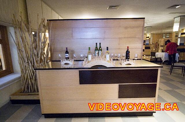 Mexique Puerto Morelos Excellence Riviera Cancun En la entrada, una selección de vinos ofrece.