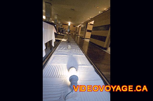 Mexique Puerto Morelos Excellence Riviera Cancun Una luz en la franja de arena en el suelo ...